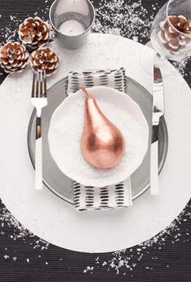 BE MERRY WITH A MONOCHROME CHRISTMAS TABLE