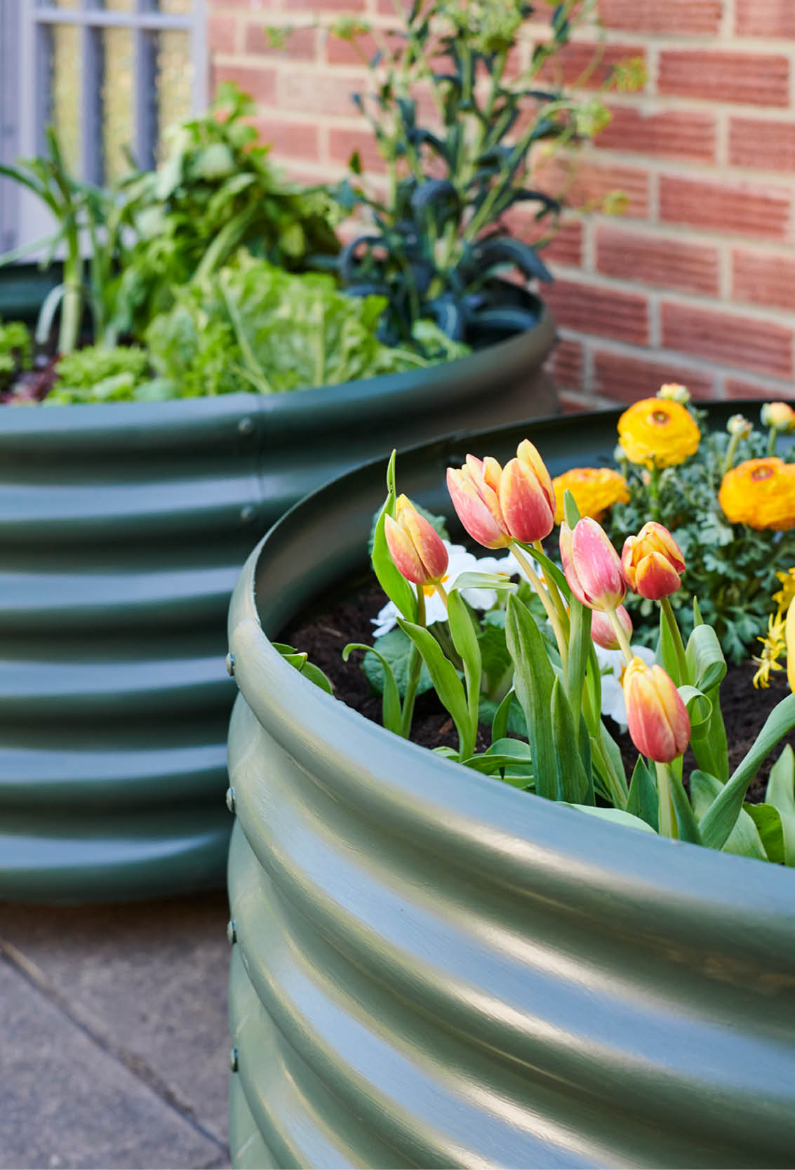How to paint a metal planter